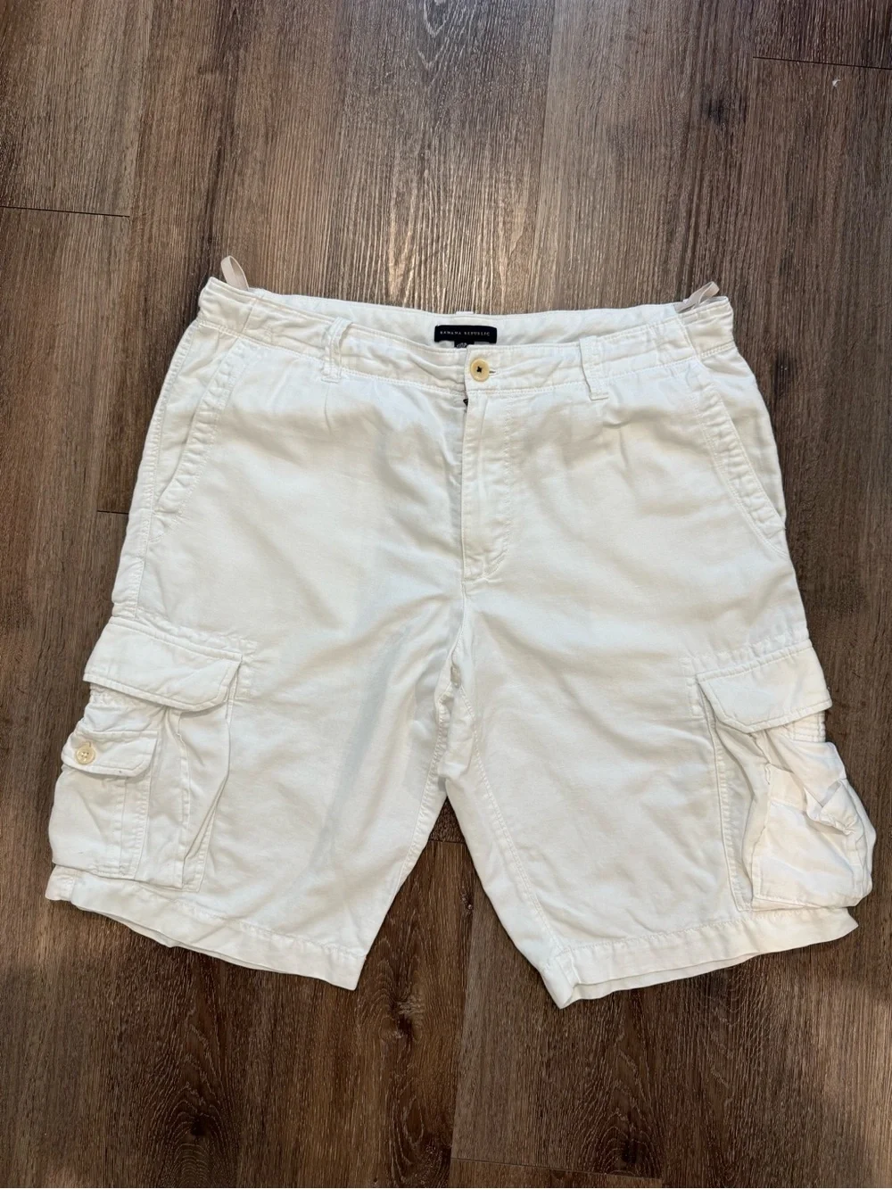 Banana Republic Men's Linen Blend Cargo Shorts in Off-White Size 35